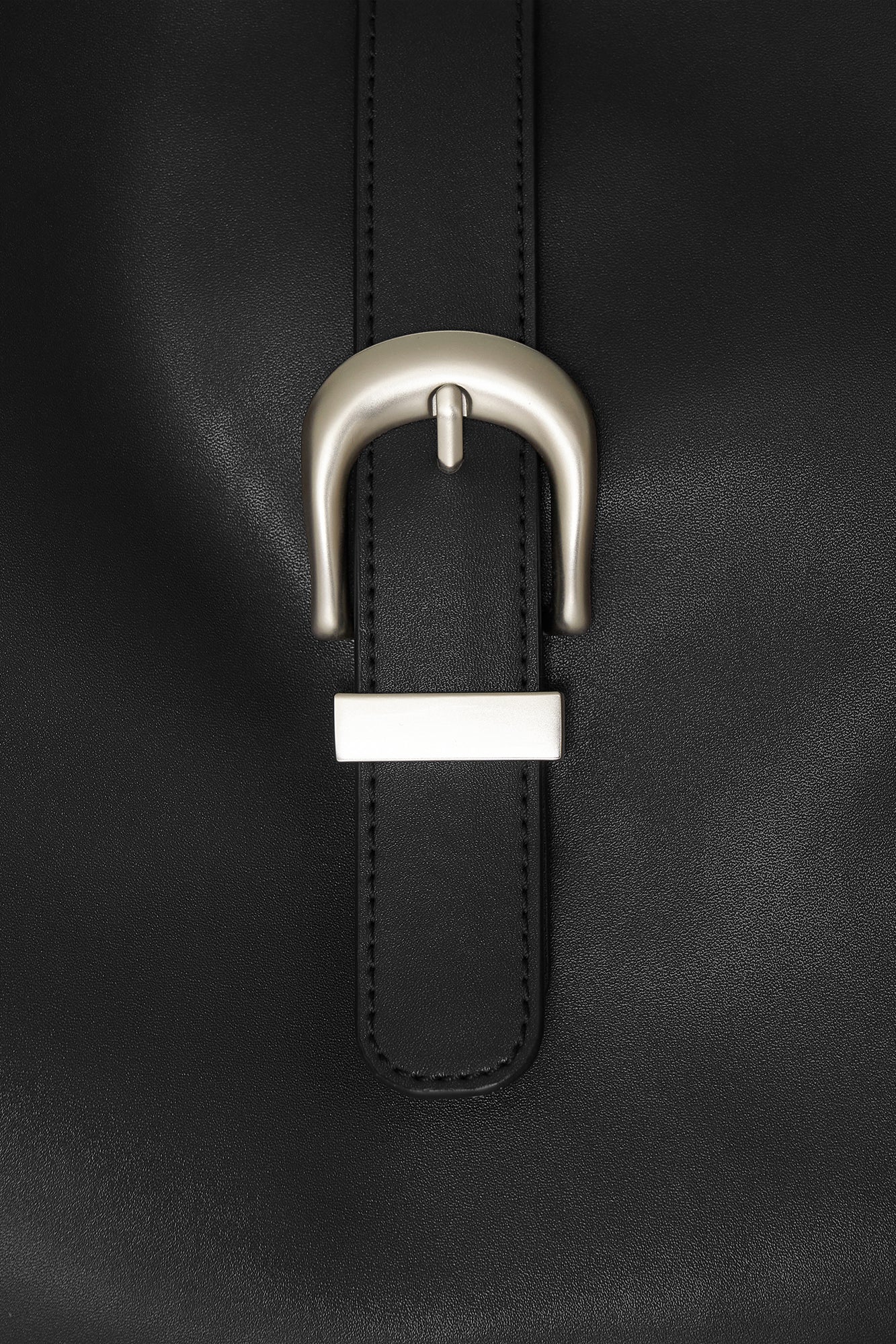 FAUX LEATHER BUCKLE HOBO BAG (BLACK)