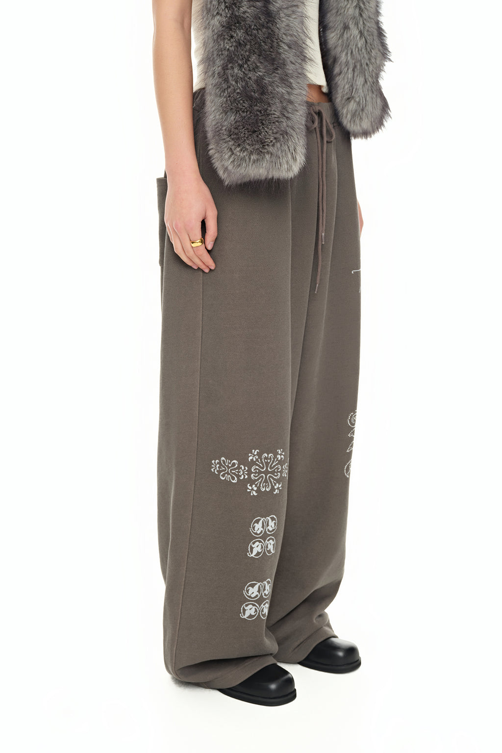 ORNAMENT SWEATPANTS (CHARCOAL)