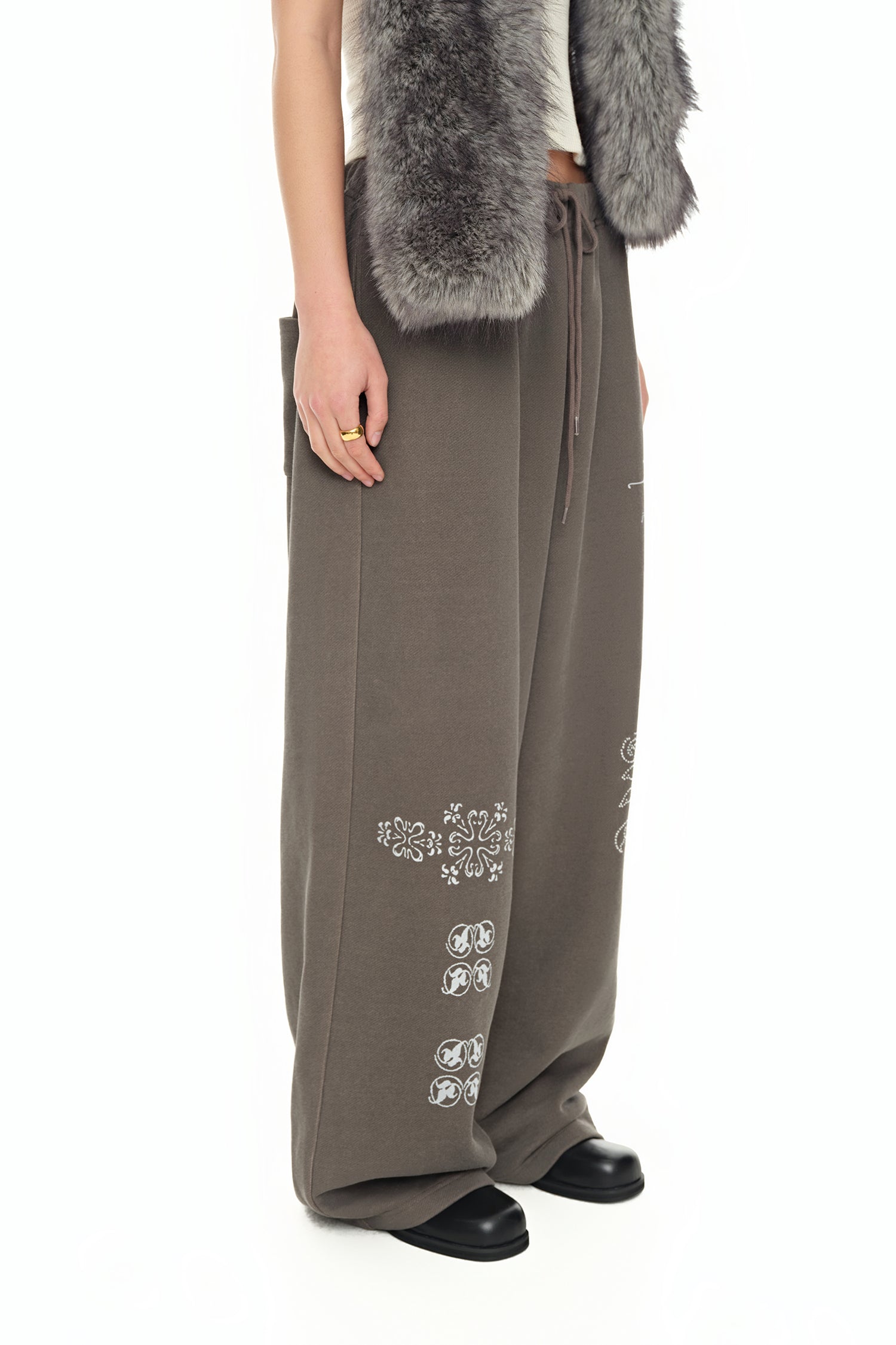 ORNAMENT SWEATPANTS (CHARCOAL)